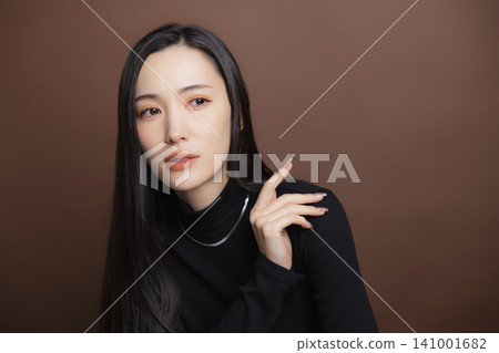 身穿黑色高領毛衣的女子 141001682