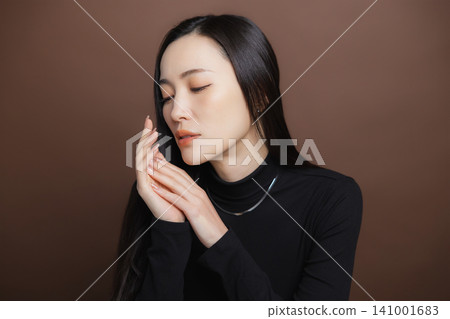 身穿黑色高領毛衣的女子 141001683
