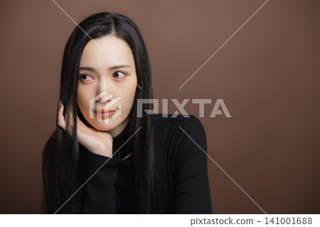 身穿黑色高領毛衣的女子 141001688