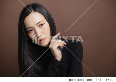 身穿黑色高領毛衣的女子 身穿黑色高領毛衣的女子 141001690