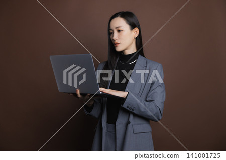 有計算機的微笑的女商人 141001725