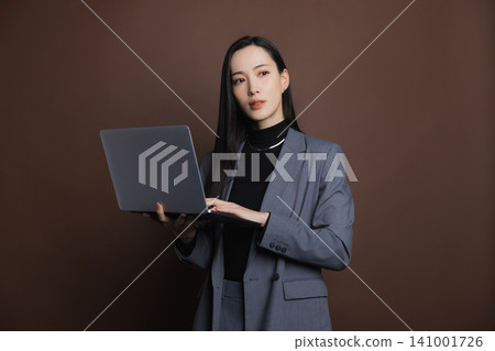 有計算機的微笑的女商人 141001726
