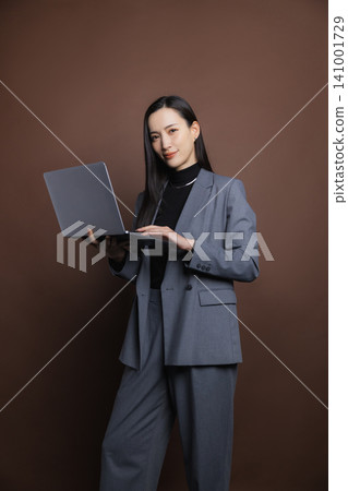 有計算機的微笑的女商人 141001729