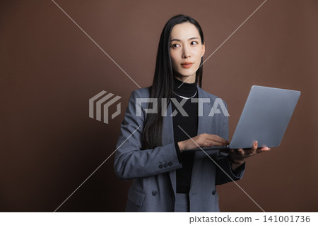 有計算機的微笑的女商人 有計算機的微笑的女商人 141001736