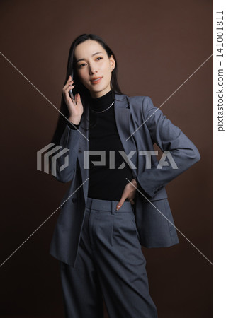 一個操作智能手機的年輕女子 141001811