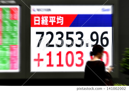 Tokyo's stock market saw its share price reach over 72,000 yen for the first time, closing at 72,353.96 yen. The TOPIX also closed at a new record high. Tokyo's stock market saw its share price reach over 72,000 yen for the first time, closing at 72,353.96 yen. The TOPIX also closed at a new record high. 141002002