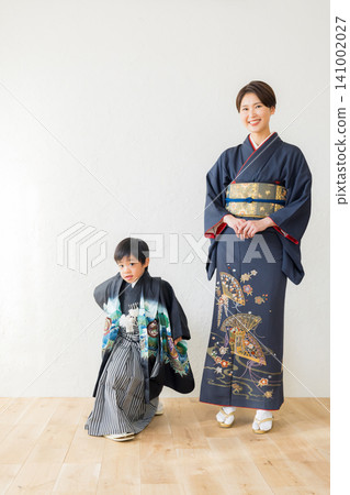 A boy wearing a hakama and his parents 141002027