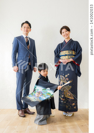 A boy wearing a hakama and his parents A boy wearing a hakama and his parents 141002033