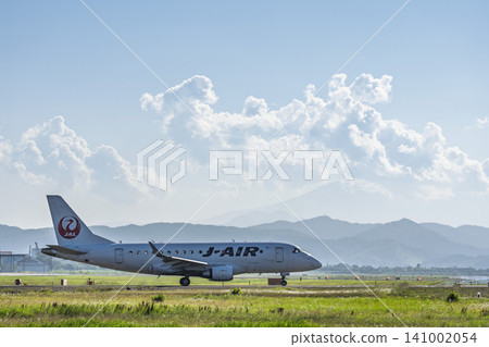 夏季,飛機在仙台機場滑行,視角27,宮城縣名取市。 夏季,飛機在仙台機場滑行,視角27,宮城縣名取市。 141002054