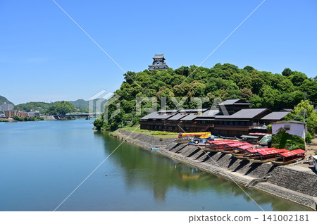 The majestic flow of the Kiso River and Inuyama Castle The majestic flow of the Kiso River and Inuyama Castle 141002181
