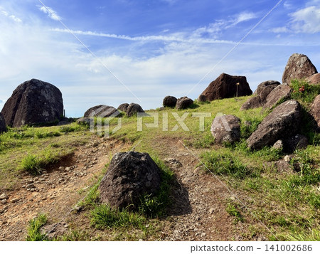 A landscape of massive rock formations and vast grasslands standing on Oshitoishi Hill in Minamioguni Town, Kumamoto Prefecture. A landscape of massive rock formations and vast grasslands standing on Oshitoishi Hill in Minamioguni Town, Kumamoto Prefecture. 141002686