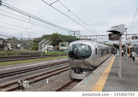 特急列車 Laview 停靠在西武鐵道西武秩父線橫瀨站的月台上。 特急列車 Laview 停靠在西武鐵道西武秩父線橫瀨站的月台上。 141002793
