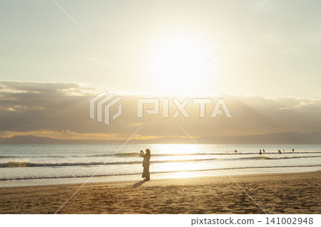 湘南久沼海灘:夕陽西下,陽光灑滿海灘,景色美不勝收。 湘南久沼海灘:夕陽西下,陽光灑滿海灘,景色美不勝收。 141002948