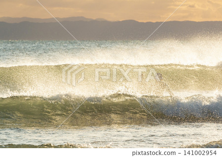 Shonan Kugenuma Beach: Waves splashing in the setting sun Shonan Kugenuma Beach: Waves splashing in the setting sun 141002954