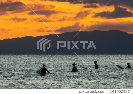 衝浪者在湘南久沼海灘等待海浪 衝浪者在湘南久沼海灘等待海浪 141002957