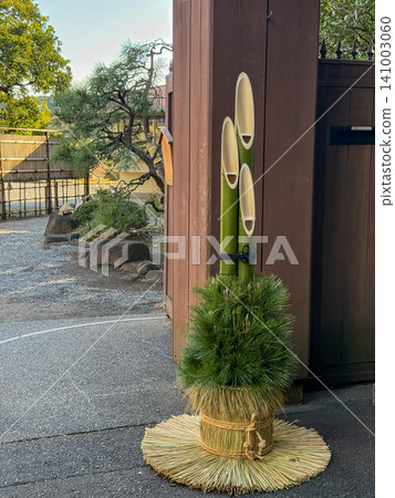 The traditional kadomatsu (New Year's pine decoration) adds a touch of celebratory charm to the start of the new year. The traditional kadomatsu (New Year's pine decoration) adds a touch of celebratory charm to the start of the new year. 141003060