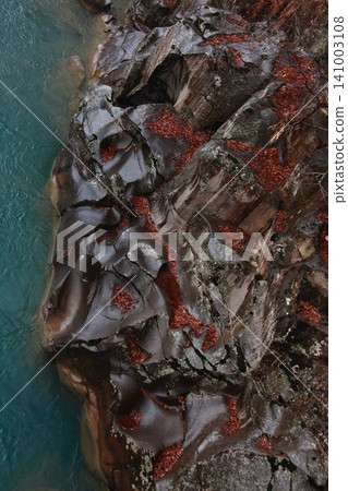 根比峽谷被雨水浸透的奇形怪狀的岩石和巨石 根比峽谷被雨水浸透的奇形怪狀的岩石和巨石 141003108