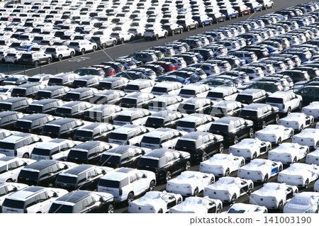 日本橫濱的城市景觀；美日全球經濟…大黑碼頭一排排汽車。面向未來。 141003190
