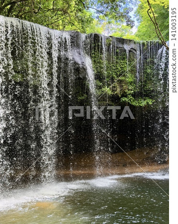 熊本縣南小國町鍋瀧瀑佈景色優美，四周綠樹環繞，水流從後方傾瀉而下。 141003195