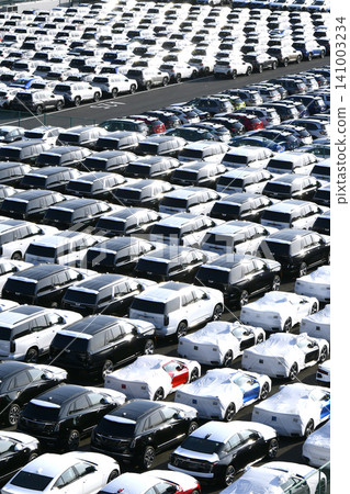 日本橫濱的城市景觀;美日全球經濟…大黑碼頭一眼望不到頭的汽車。奔向未來。 日本橫濱的城市景觀;美日全球經濟…大黑碼頭一眼望不到頭的汽車。奔向未來。 141003234