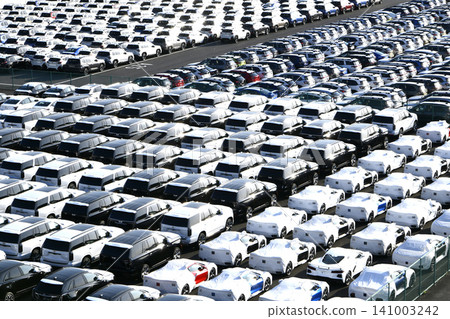 日本橫濱的城市景觀;美日全球經濟…大黑碼頭一排排汽車。一線希望,寄託對未來的憧憬… 日本橫濱的城市景觀;美日全球經濟…大黑碼頭一排排汽車。一線希望,寄託對未來的憧憬… 141003242