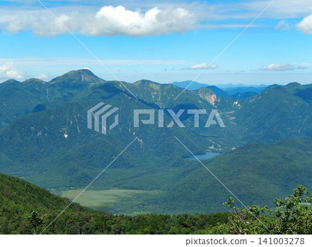 從男體山眺望戰場原、湯之子湖和日光白根山。 從男體山眺望戰場原、湯之子湖和日光白根山。 141003278