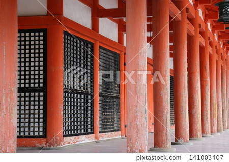 神社庭院景色,朱紅色柱廊綿延不絕 神社庭院景色,朱紅色柱廊綿延不絕 141003407