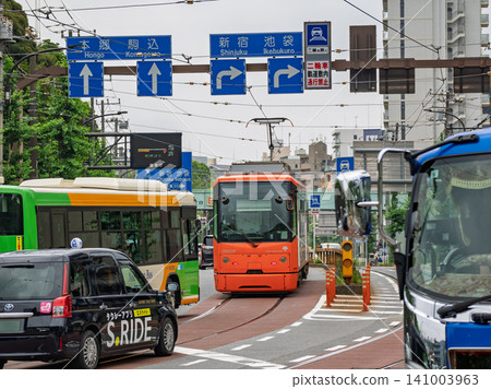 Toden Arakawa Line: A shared track where streetcars, buses, and taxis all operate. Toden Arakawa Line: A shared track where streetcars, buses, and taxis all operate. 141003963