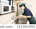 A house cleaning woman cleaning the sink 141003993