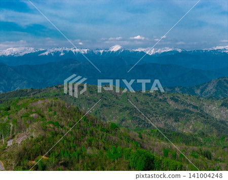 View of Mt. Kasagatake and the Hotaka mountain range from the observation deck at Yuijitsu (aerial photograph taken by drone) View of Mt. Kasagatake and the Hotaka mountain range from the observation deck at Yuijitsu (aerial photograph taken by drone) 141004248