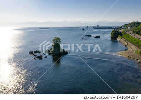 Amaharashi Coast, Onnaiwa and the Tateyama Mountain Range (aerial photography by drone) Amaharashi Coast, Onnaiwa and the Tateyama Mountain Range (aerial photography by drone) 141004267