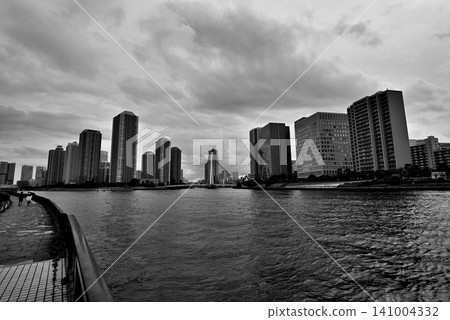 永泰橋,隅田川露台:傍晚時分,中央區築田的塔式公寓大樓群在陰天中若隱若現。 (黑白照片) 永泰橋,隅田川露台:傍晚時分,中央區築田的塔式公寓大樓群在陰天中若隱若現。 (黑白照片) 141004332