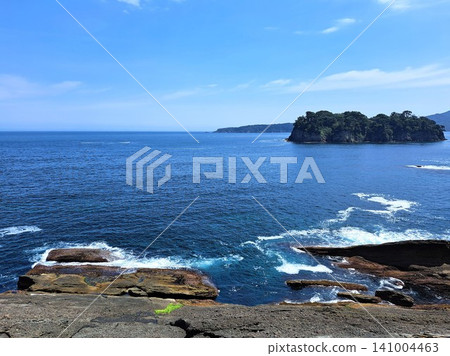 Miyako City, Iwate Prefecture: The "Spouting Hole," a national natural monument, and Hinodejima Island floating in the background. Miyako City, Iwate Prefecture: The "Spouting Hole," a national natural monument, and Hinodejima Island floating in the background. 141004463