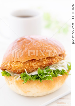 早餐是美味的日式炸豬排漢堡和咖啡。 141004697