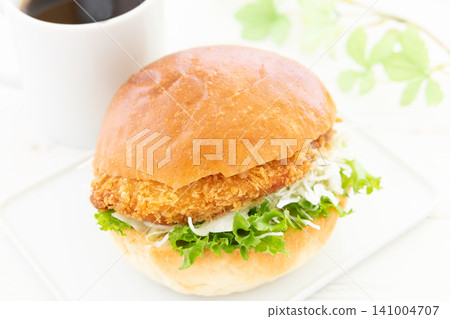 早餐是美味的日式炸豬排漢堡和咖啡。 早餐是美味的日式炸豬排漢堡和咖啡。 141004707