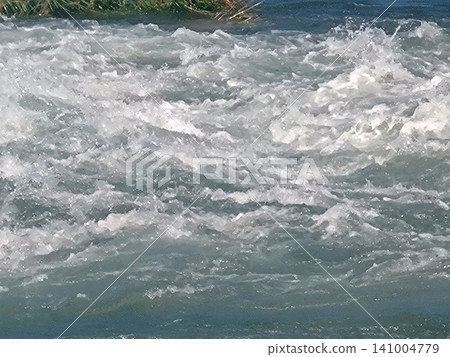 The spray of rapidly flowing water and the dynamism of the clear stream The spray of rapidly flowing water and the dynamism of the clear stream 141004779
