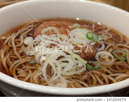 立式蕎麥麵店的炸肉餅蕎麥麵 立式蕎麥麵店的炸肉餅蕎麥麵 141005074