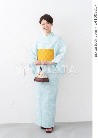 身穿浴衣的女性全身像 身穿浴衣的女性全身像 141005217