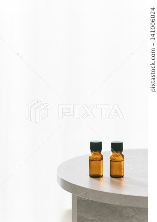 桌上擺放著兩瓶香薰精油。留有文字空間。 桌上擺放著兩瓶香薰精油。留有文字空間。 141006024