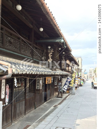 Old Japanese townscapes and wooden buildings that retain their historical charm Old Japanese townscapes and wooden buildings that retain their historical charm 141006075