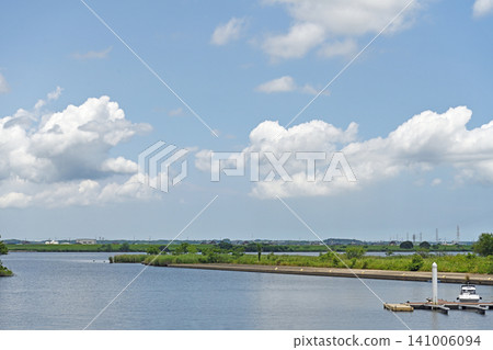 The vast expanse of the Tone River and the expansive blue sky of early summer – a lush, waterside landscape viewed from the water village of Sawara. The vast expanse of the Tone River and the expansive blue sky of early summer – a lush, waterside landscape viewed from the water village of Sawara. 141006094