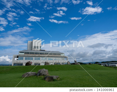 現代海濱建築在藍天的背景下格外醒目 現代海濱建築在藍天的背景下格外醒目 141006961