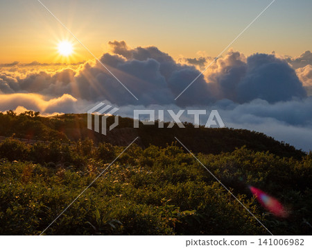 雲海之上,金色的黎明 雲海之上,金色的黎明 141006982