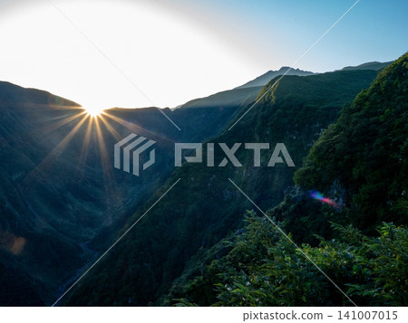 Morning on the ridgeline, bathed in the rays of sunlight. Morning on the ridgeline, bathed in the rays of sunlight. 141007015