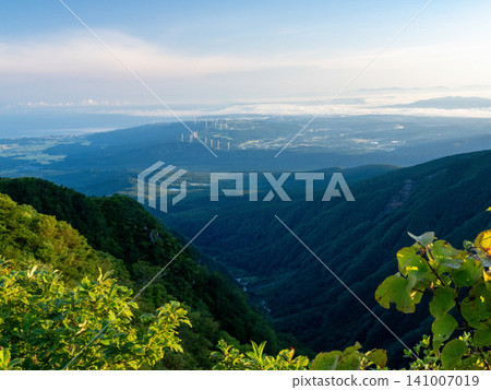 The peaks of Mount Chokai stand out against the blue sky. The peaks of Mount Chokai stand out against the blue sky. 141007019