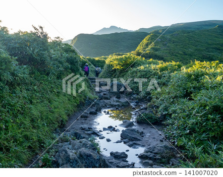 沿著山路走到盡頭,眼前展現出一幅壯麗的全景圖。 沿著山路走到盡頭,眼前展現出一幅壯麗的全景圖。 141007020