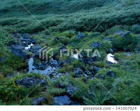 The scenery of the mountain trail crossing the peaks The scenery of the mountain trail crossing the peaks 141007024