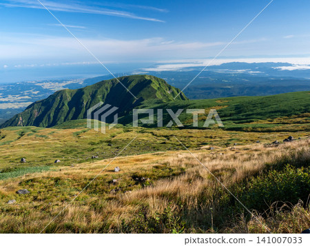The light of early autumn illuminates the mountain peaks. The light of early autumn illuminates the mountain peaks. 141007033