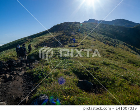清晨,山谷和鳥海山的群峰在下方徐徐展開。 清晨,山谷和鳥海山的群峰在下方徐徐展開。 141007039