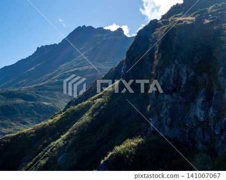 鳥海山嶙峋的山峰從雲層中探出頭來。 141007067